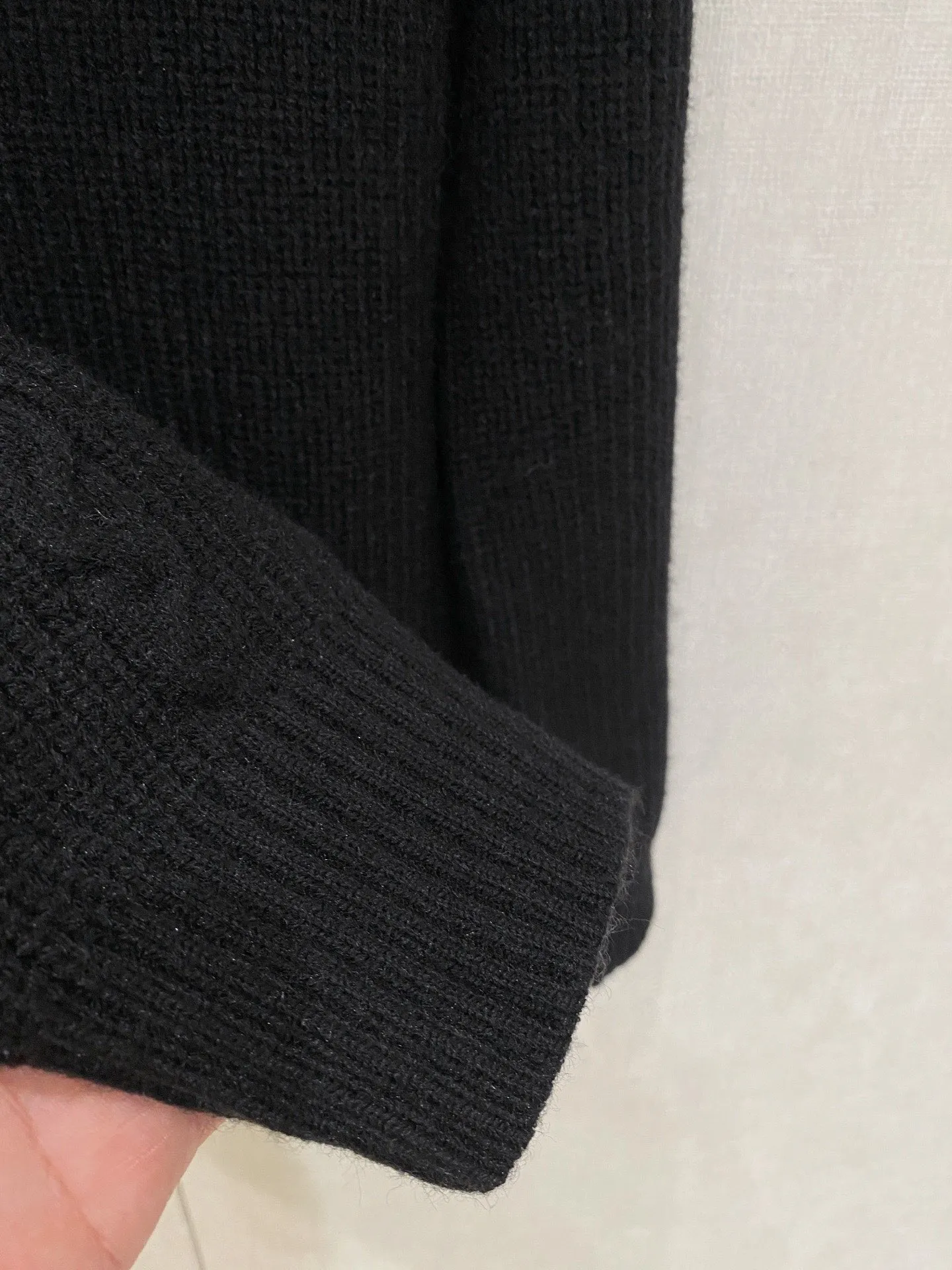 🅿️540 【LV Louis Vuitton】Autumn and winter classic cardigan sweater, in full condition! ! ! Wool blended fabric, the latest model in 2025, golden ratio! ! Slim-fitting soft gold, versatile and practical item, the combination and practicality are extremely powerful, simple and elegant, and classy! To create your own style, it is highly recommended to buy it in two colors. The standard slim fit tailoring process is suitable for both young and old men. It is knitted from wool and will not cause any discomfort! While keeping warm, it is stylish, textured and wearable, and the classic logo with contrasting colors on the chest feels in place! ! Recommended for regular customers! ! Size M-3XL (maximum wear: 190 pounds)
